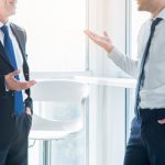 dos hombres negocios gesticulando mientras conversaba oficina 23 2147899781 1 &raquo; AMA administra & mantiene