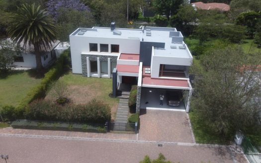 Casa 4 dormitorios Venta / Renta Pillagua, Cumbayá