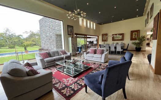 Mansión 4 dormitorios Puembo